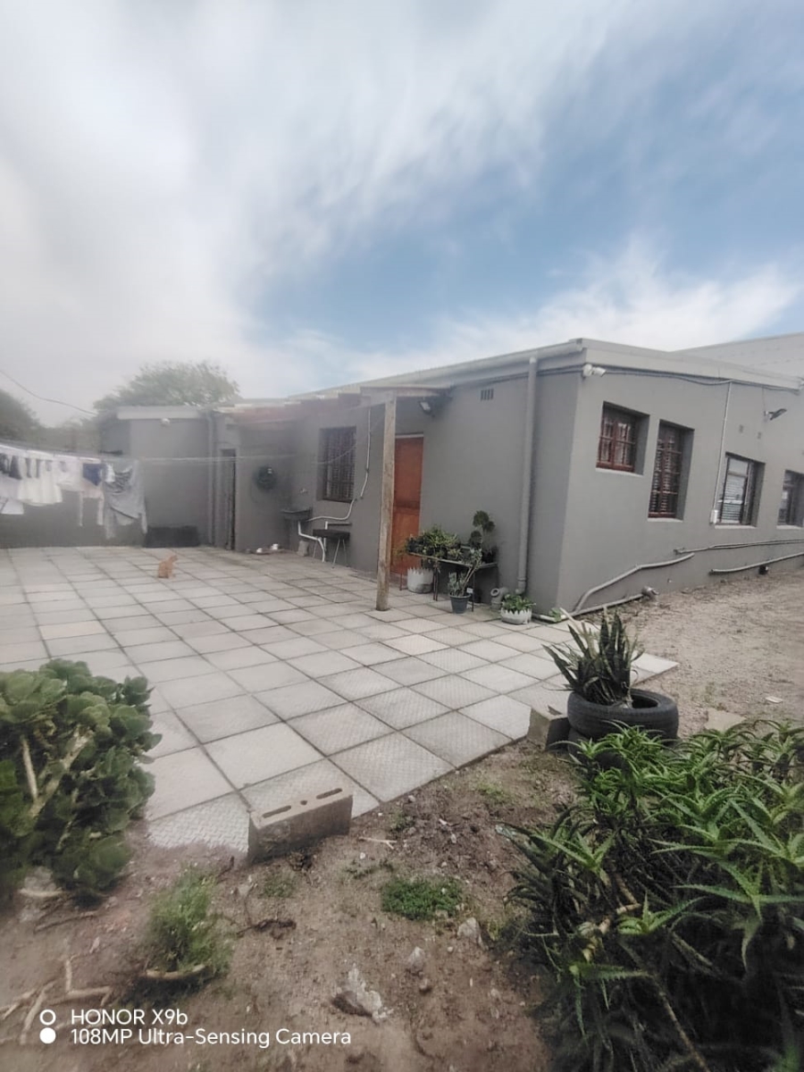 5 Bedroom Property for Sale in Wynberg Upper Western Cape